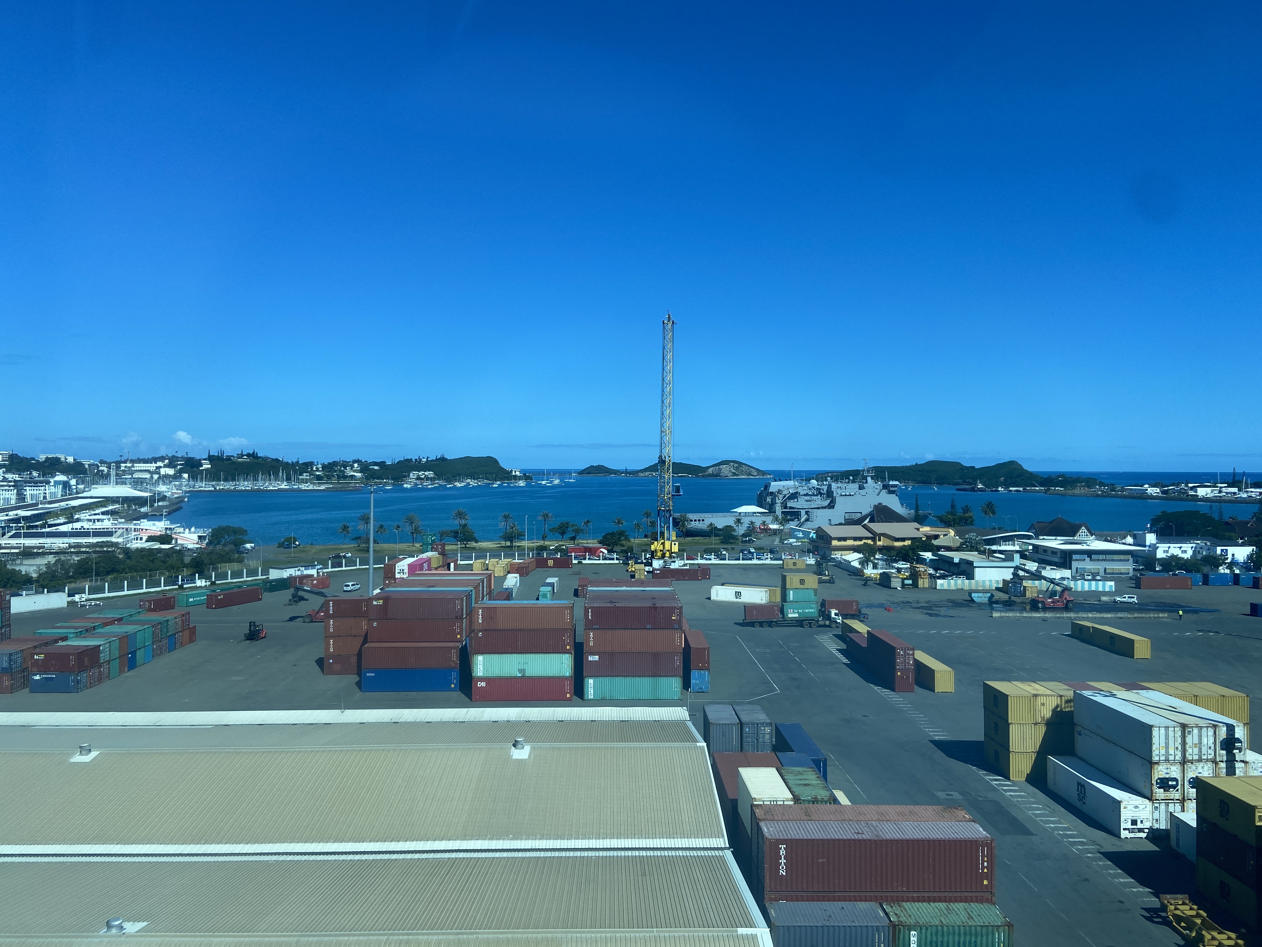 Le port de Nouméa en juillet 2025 : conteneurs, quais et rade de Nouvelle-Calédonie